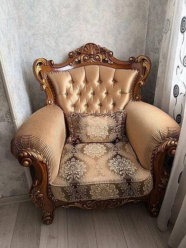 salon divan: Klassik üslubda 2 nəfərlik divan və bir ədəd kreslodan ibarət dəst — 8