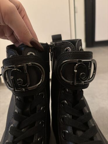 Gležnjače: Gležnjače, Liu Jo, 38 — 7