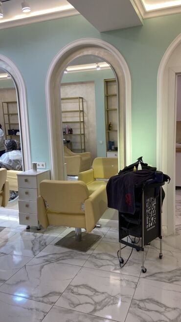 маникюрные стулья: Сдается Парикмахерское рабочее место в салоне. Большой салон внутри