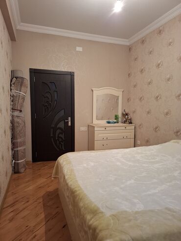 Unitazlar: Ağ və qara rənglərdə keramik plitələrlə döşənmiş müasir hamam. Hamam — 14