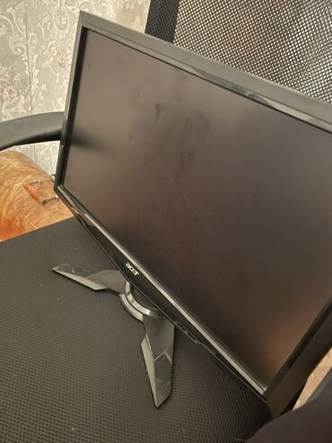 Monitorlar: Acer brendinə məxsus qara rəngli masaüstü monitor. Dəstəkləyici baza