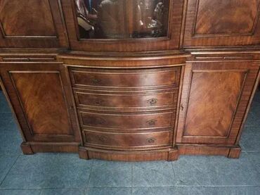 Stilske vitrine: Vitrina u odlicnom stanju. Izuzetno lepo ocuvana. Visina 220cm Sirina na lalafo.rs — 15 Stilske vitrine: Vitrina u odlicnom stanju. Izuzetno lepo ocuvana. Visina 220cm Sirina — 15