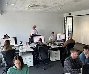Kancelarija: Moderna opremljena kancelarija – otvoreni prostor za timove - Svetao — 7