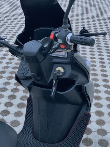 Скутеры: Тип скутера 125 куб. см, Бензин — 8