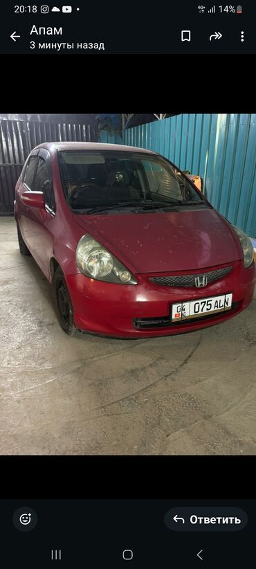 мини электромобиль: Хэтчбек Honda Fit красного цвета. Автомобиль оснащен автоматической
