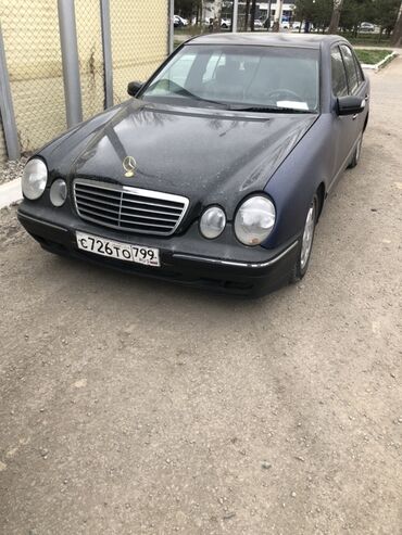 Mercedes-Benz: Автомобиль Mercedes-Benz в кузове седан. Цвет кузова – темно-синий