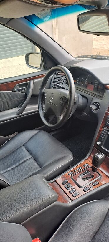 Mercedes-Benz: Mercedes-Benz E-Class (W210), qara rəng, sedan kuzov. Xarici — 12