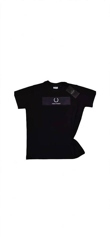 Crna muška majica kratkih rukava Fred Perry - Klasičan kroj sa na lalafo.rs Crna muška majica kratkih rukava Fred Perry - Klasičan kroj sa