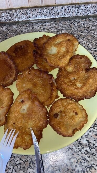 жаренное мороженое: На тарелке, расположенной на кухонной столешнице, представлены оладьи