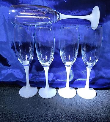 Čaše: Case,nove,vintaz za vino. Case za vino,sve na njima odsjaj od svetla — 2