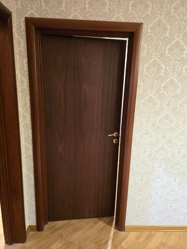 Furnitura və aksessuarlar: Otağ qapısı 6 Ədəd birinin Qiyməti 60 azn Ölçü 81 sm eni, 203 sm