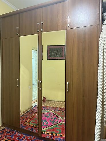 зеркало с полкой в ванную: Большой платяной шкаф с верхними антресолями и зеркальными дверями. - — 1