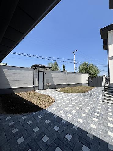 Продажа коттеджей и домов: 5 и более комнат, 310 м², 4 соток, Бишкек, Арча-Бешик ж/м Собственник — 3