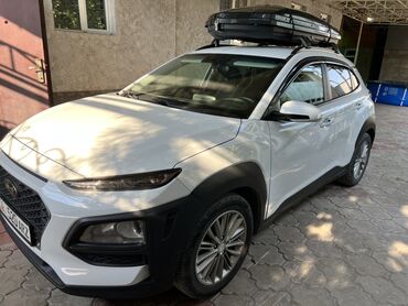 кухня на колесах: Белый компактный кроссовер Hyundai Kona, оснащенный рейлингами