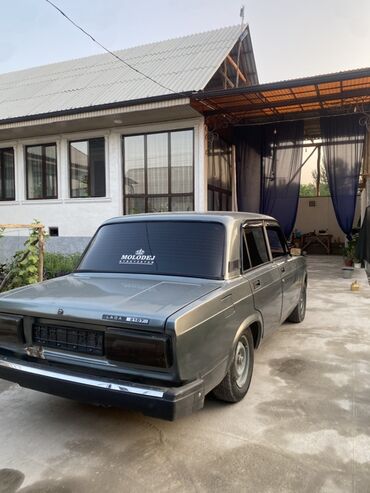 волга машына: Автомобиль Lada 2107 серого цвета с классическим кузовом седан. Модель