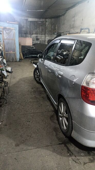 Honda: Honda Fit серебристого цвета. Компактный и экономичный автомобиль