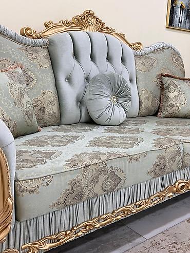 salon divan: Klassik üslubda 3 parçalı dəst – 1 ədəd 3 nəfərlik divan və 2 ədəd — 4