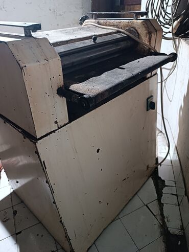 Ostali kuhinjski aparati: Industrijska valjak mašina za testo / laminator - Teška, stabilna — 1