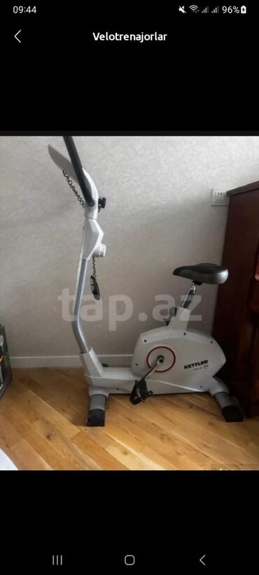 Əlcəklər: Kettler brendinin boz rəngli velotrenajoru. Bu model həm evdə məşq