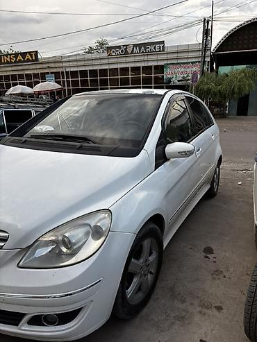 мерседес ешка: Mercedes-Benz B-Class, ağ rəngli kompakt minivan/hetçbek — 1