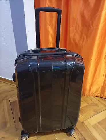 Putni koferi i torbe: Tvrdi kofer sa 4 točka, crne boje OKO. 65 40 25. MIRJEVO - — 1