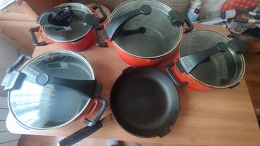 посуда кастрюли: Набор кастрюль с антипригарным покрытием. цена за весь набор 5500 сом