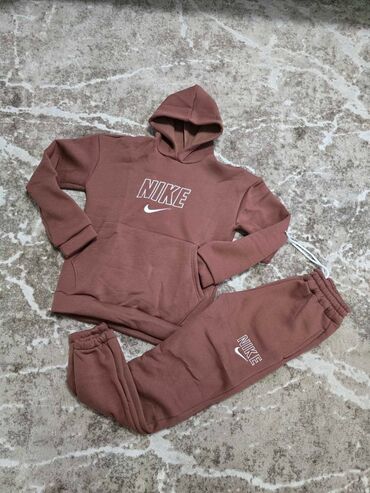 Gornji i donji deo: Termo zenske od S do 2XL Vezen znak
Cena 3300 din — 9