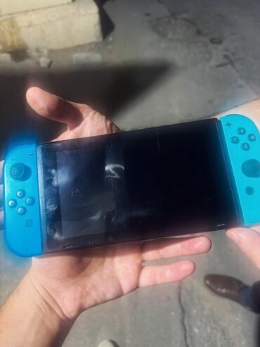 Nintendo Switch konsolu, mavi Joy-Con nəzarətçiləri ilə təchiz