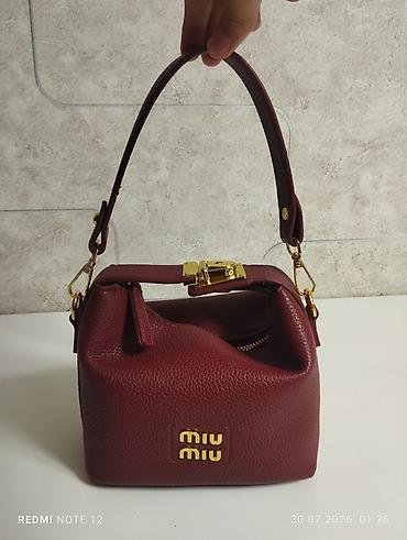 pull bear: Сумка miu miu, вишнёвого цвета с золотыми элементами, с двумя шнурами — 4