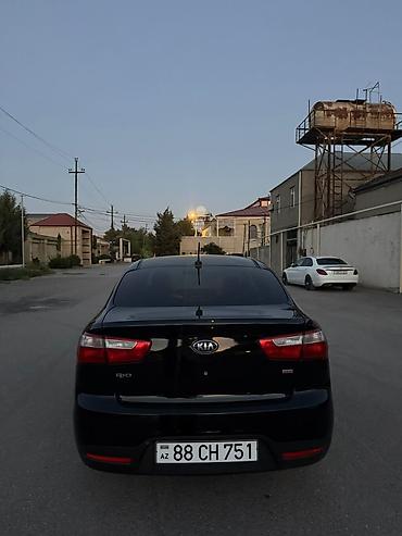 Kia: Kia Rio sedan – qara rəng, Azərbaycan nömrə nişanı “88 CH 751” — 1