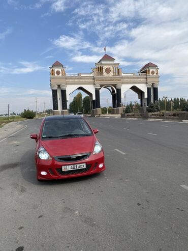 оборудование для автомойки цены в бишкеке: Красный хэтчбек Honda Fit с черной крышей и тонированными окнами