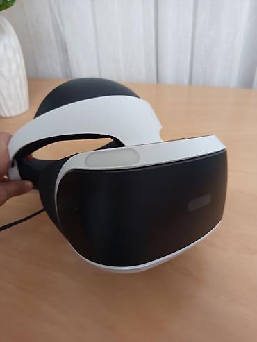 plesteyşin: Sony PlayStation VR dəsti və PlayStation Camera. Ağ-qara rəngli VR — 3