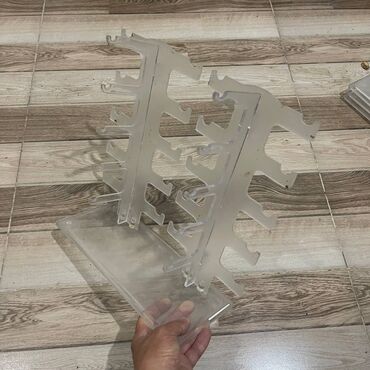 Bijuteriya vitrinləri: Ətir, aksesuar, bijuteriya vitrini Ünvan; Yeni Ramana, Şuşa şəhərciyi — 14