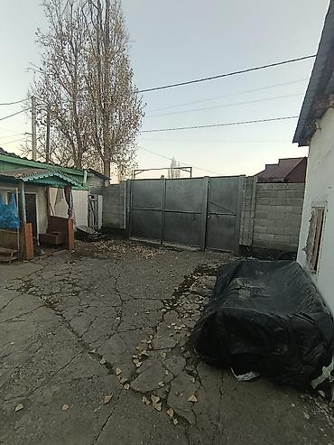 Продажа коттеджей и домов: Продаётся дом с двором и хозяйственными постройками. - Тип — 4