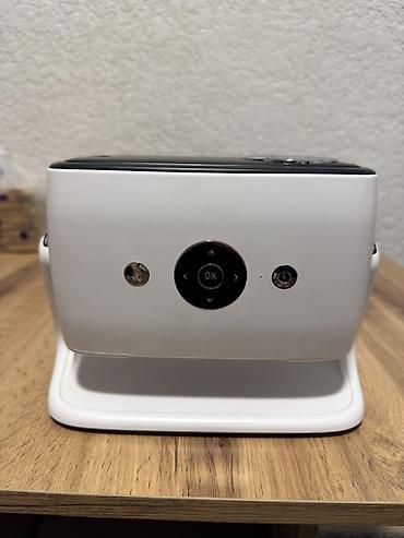 mini pc: Компактный портативный проектор с поворотной подставкой и защитным — 3