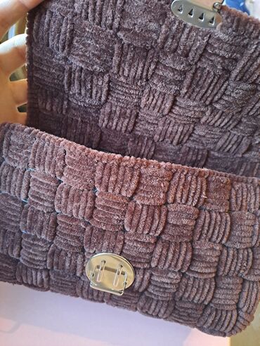 Çantalar: Hər ikisi əl işidi. Qəhvəyi rənglidə astar var, ağ rəngdə olanda — 7