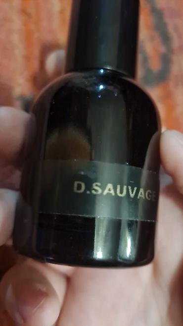 D.SAUVAGE kişi ətiri - Qara, kompakt şüşə qablaşdırma, sprey başlıq -