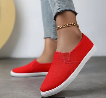 женские слипоны на высокой подошве: Qadınlar üçün slip-on krossovkalar – parlaq qırmızı rəng - Model
