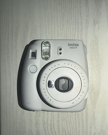 fujifilm instax mini: Fujifilm Instax Mini 9 ani fotoaparat. Ağ rəngdə kompakt korpusa — 1