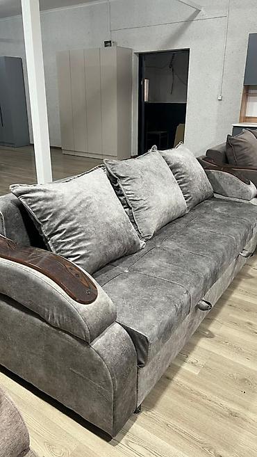 sofa: Прямой диван с подлокотниками под дерево и объемными подушками длина — 5