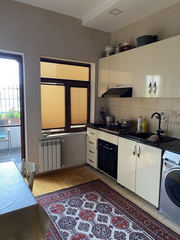 Həyət evləri və villaların satışı: Fərdi yaşayış evi, iki mərtəbəli, geniş həyəti və terraslı. Evin — 18