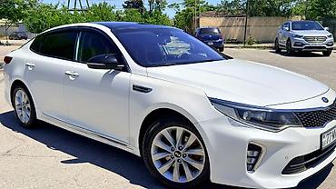 kia radiator: Kia K5 sedan – ağ rəng, aerodinamik kuzov və LED arxa işıqlar. GDi — 9