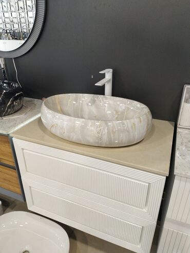 Mətbəx kranları: Oval formalı, bej rəngli damarlı daşdan hazırlanmış, hamam otaqları
