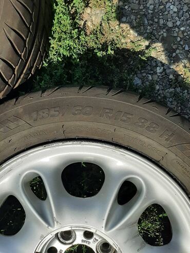 Gume i felne: 4 komada alu felne r15, sa 2 skoro nove i 2 polovne letnje gume. Na — 5