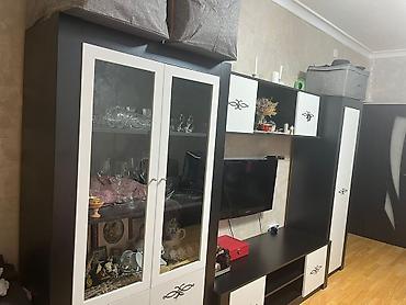 TV altlığı: Qonaq otağı üçün modul divar mebeli - Rəng: qara-ağ (dekorativ — 2
