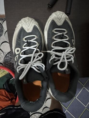 рабочие кроссовки: Эркектердин кроссовкасы, 42, Nike, Колдонулган, түсү - Боз, Акылуу жеткирүү, Өзү алып кетүү