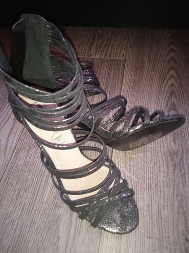 спортивная обувь женская: Кожаные, Испания 38 го размера. Очень интересные и удобные.новые