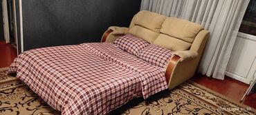 диван двухместный: Диван-кровать, цвет - Бежевый, Б/у