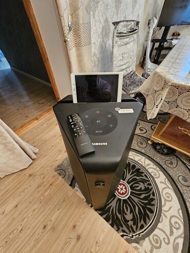 Musiqi mərkəzləri: Samsung partı spikeri (Bluetooth DJ audio sistemi) üstündə planşet — 4