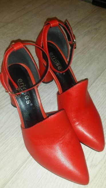 Туфли: 1. Богато и стильно. Красно-малиновый цвет насыщенный .на ноге — 3